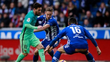 Leo Messi intenta zafarse de la defensa del Alavés