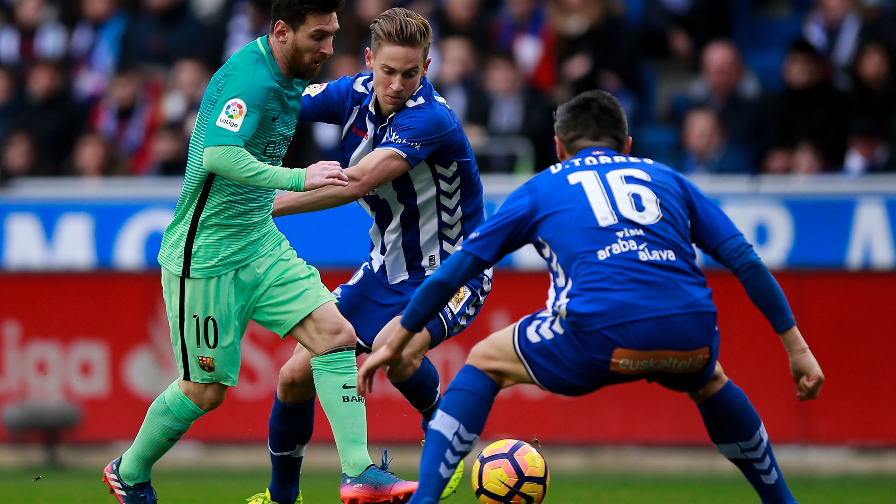 Leo Messi intenta zafarse de la defensa del Alavés