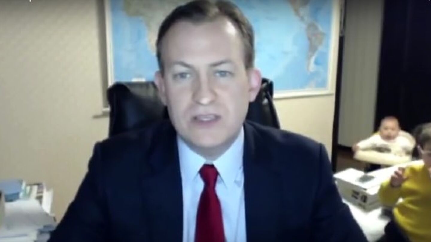 Dos ni&ntilde;os interrumpen la entrevista de su padre en pleno directo