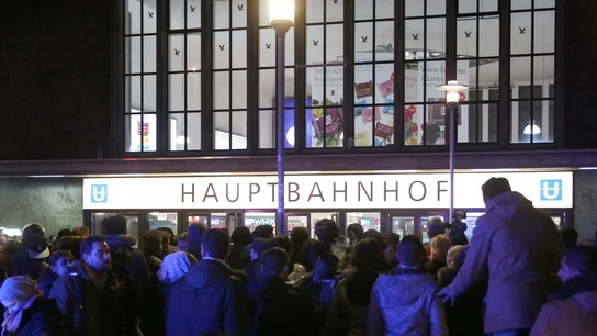 Una multitud de personas frente a la estación de trenes de Dusseldorf Una multitud de personas frente a la estación de trenes de Dusseldorf