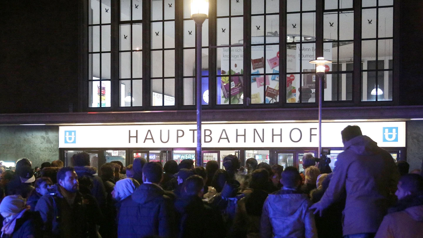 Una multitud de personas frente a la estación de trenes de Dusseldorf Una multitud de personas frente a la estación de trenes de Dusseldorf