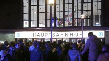 Una multitud de personas frente a la estación de trenes de Dusseldorf