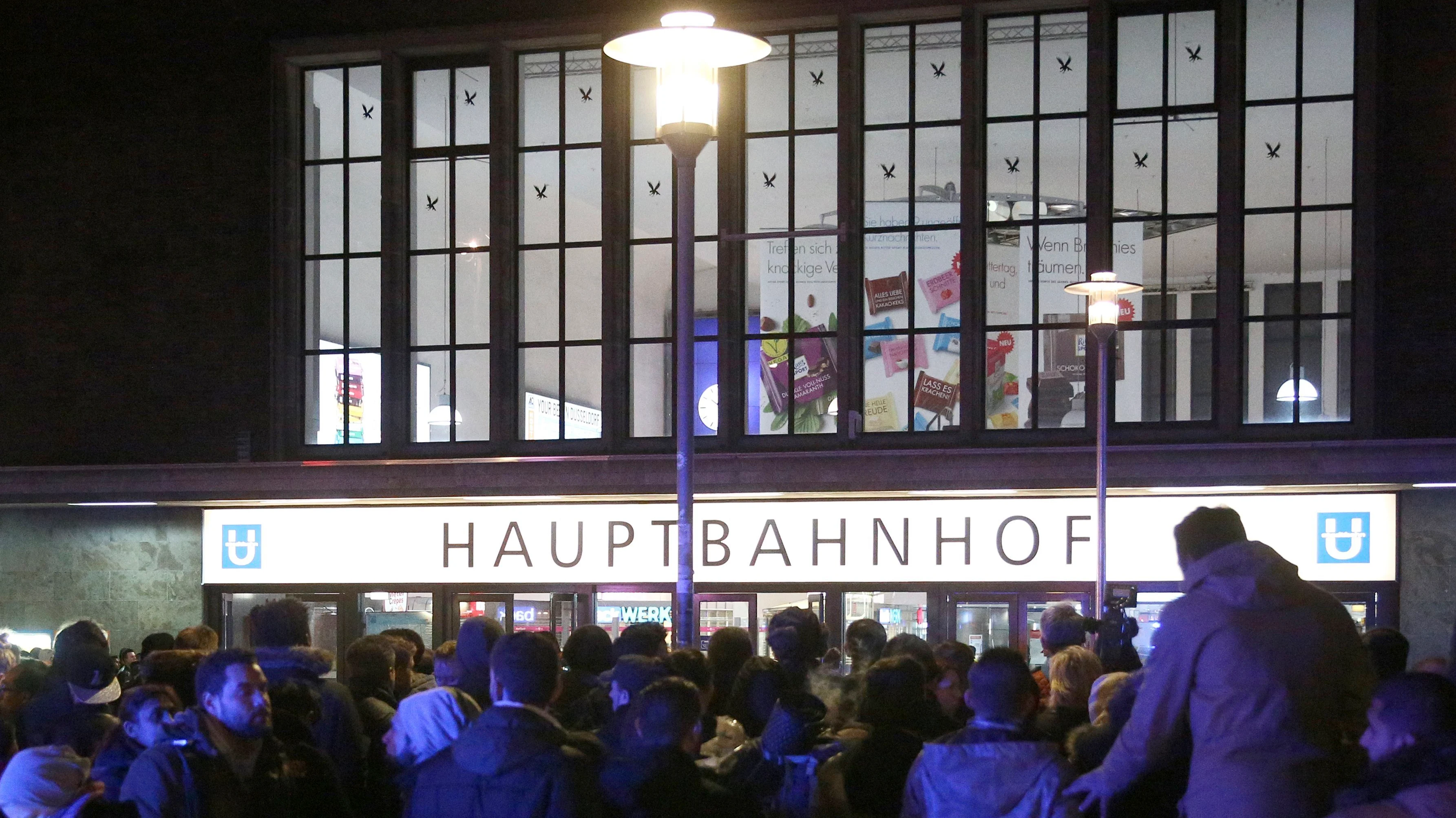 Una multitud de personas frente a la estación de trenes de Dusseldorf