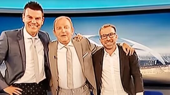 Los tres presentadores posan en calzoncillos tras la remontada del Bar&ccedil;a