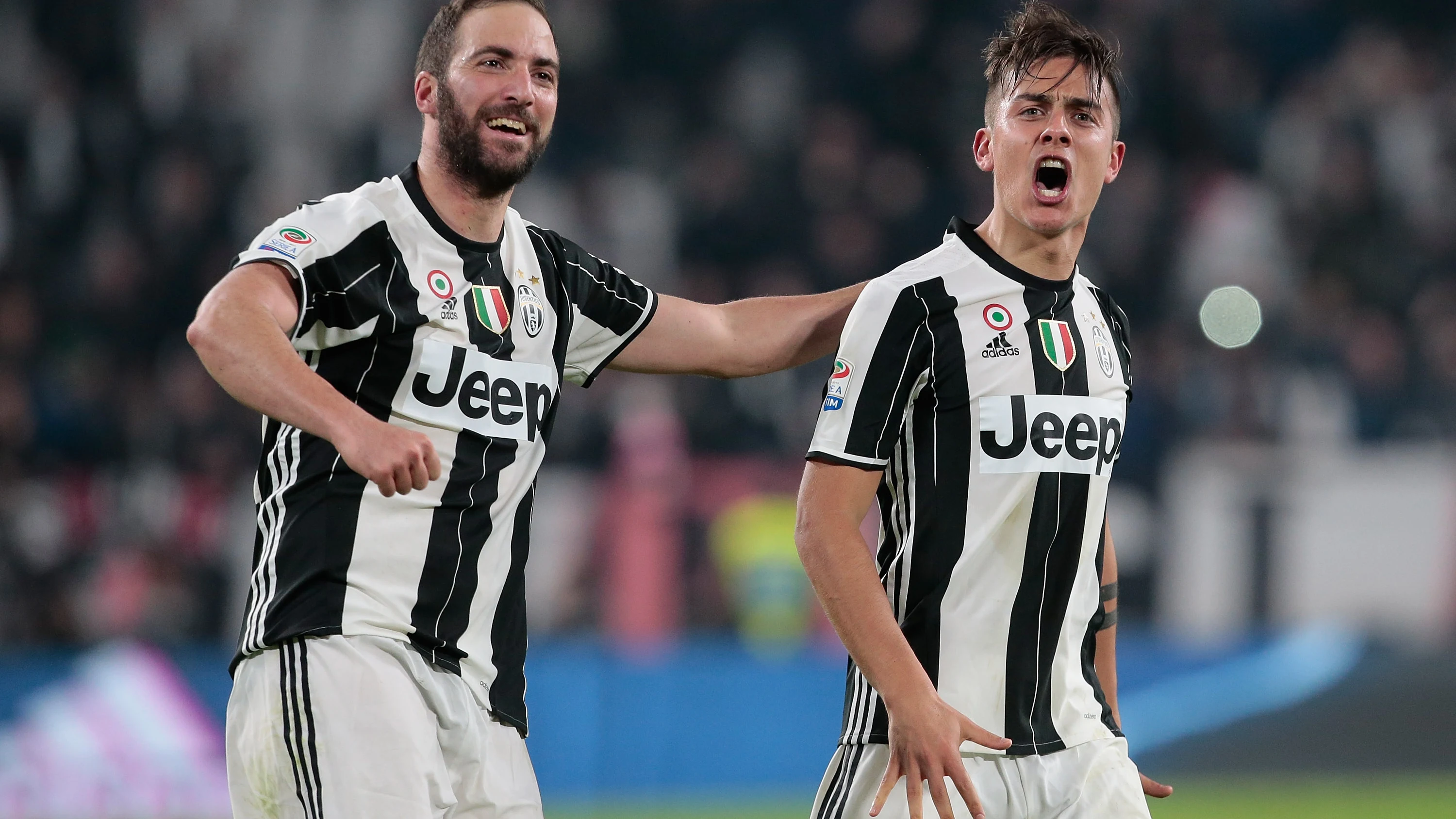 Dybala e Higuaín celebran el 2-1 ante el Milan