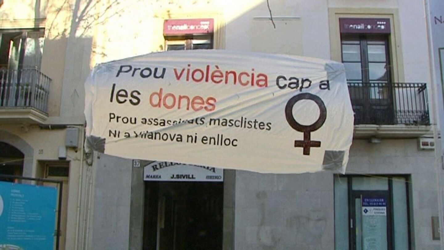 Cartel contra la violencia machista colocado en la rambla de Vilanova i la Geltr&uacute; 
