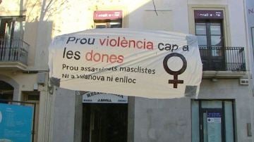 Cartel contra la violencia machista colocado en la rambla de Vilanova i la Geltrú 