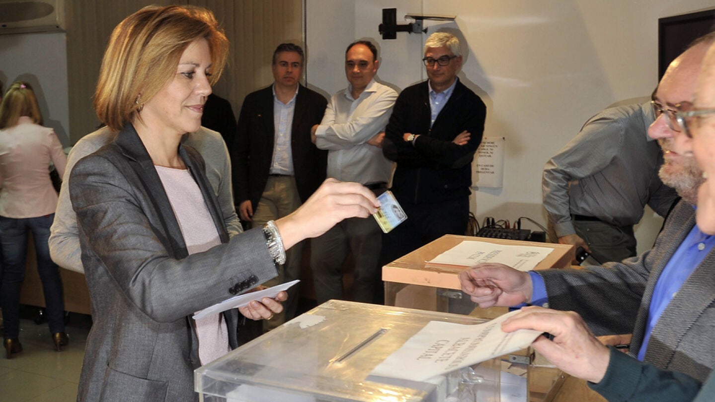  Cospedal en las votaciones en la sede del PP en Albacete
