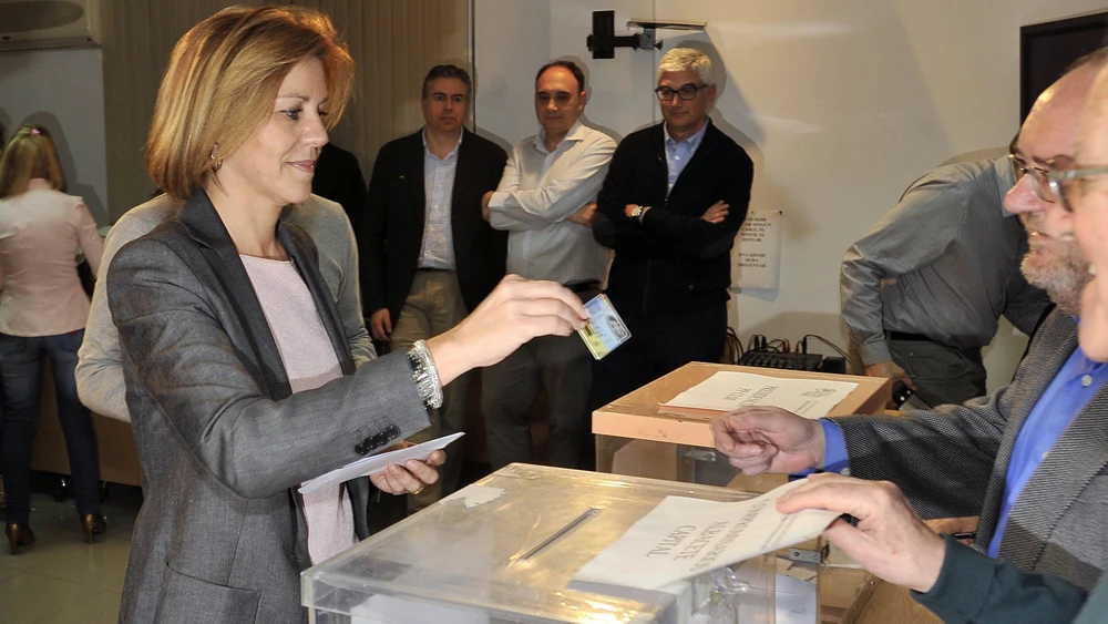  Cospedal en las votaciones en la sede del PP en Albacete