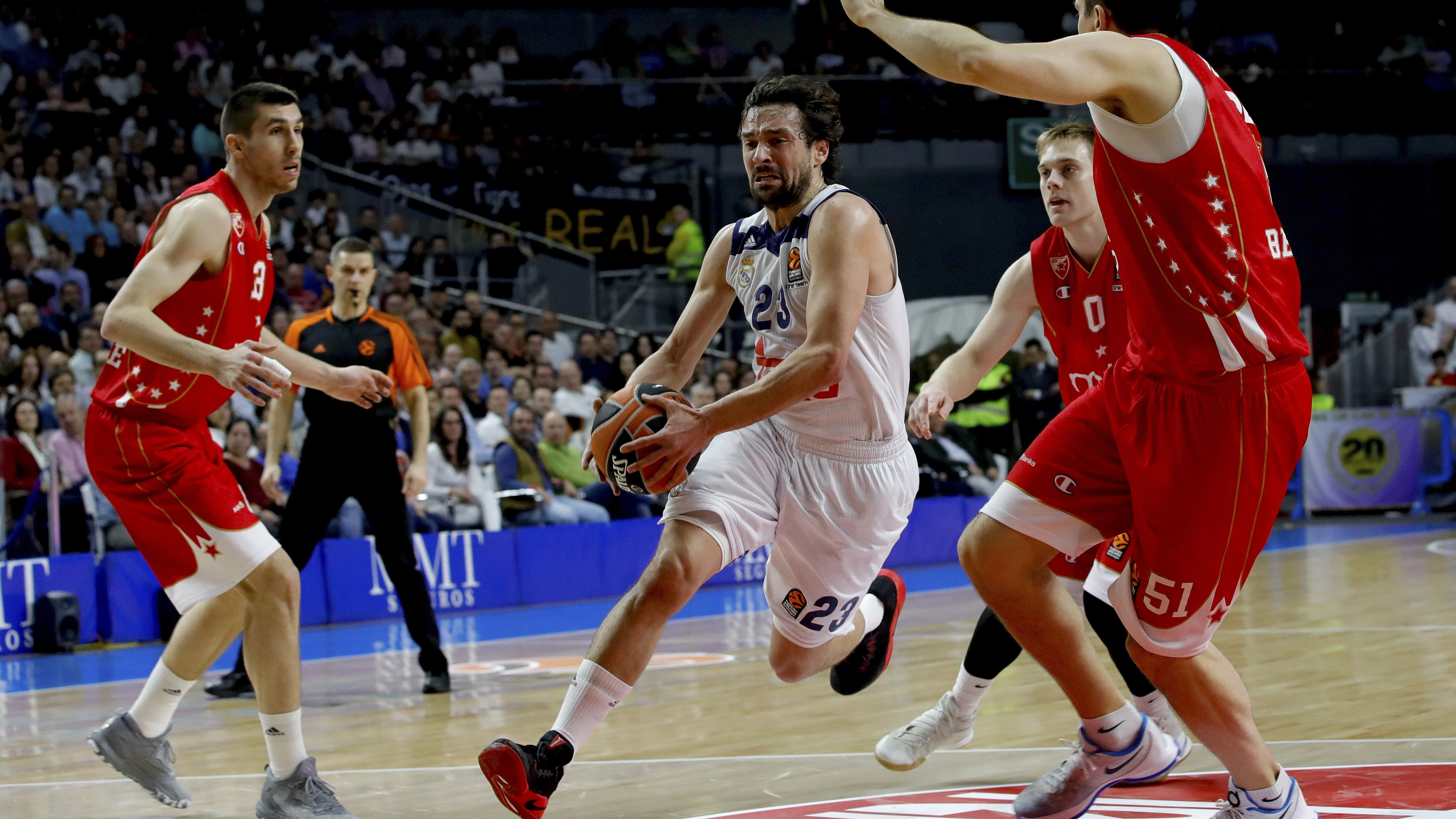 Sergio Llull penetra a canasta ante el Estrella Roja Sergio Llull penetra a canasta ante el Estrella Roja