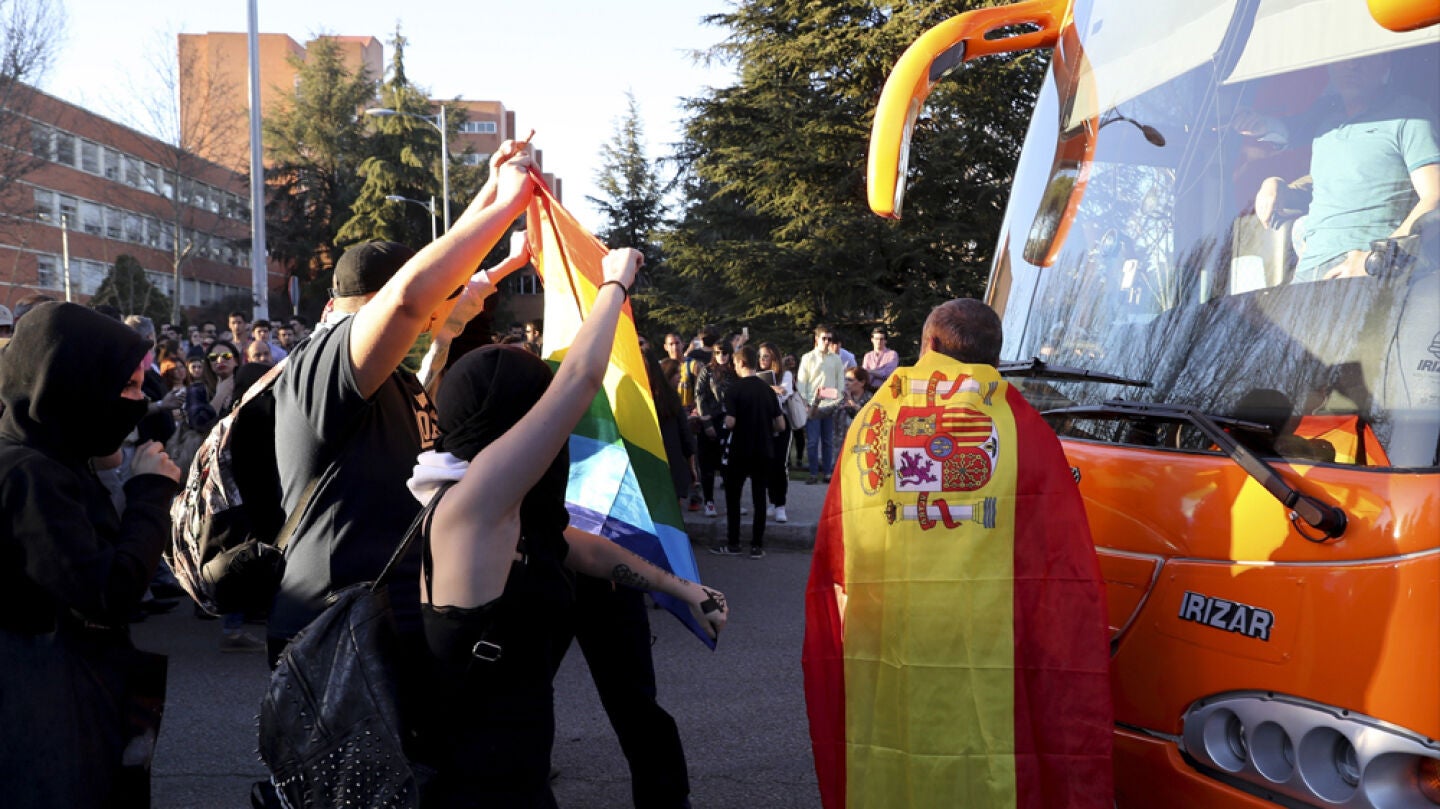 Protesta ante el autob&uacute;s transf&oacute;bico