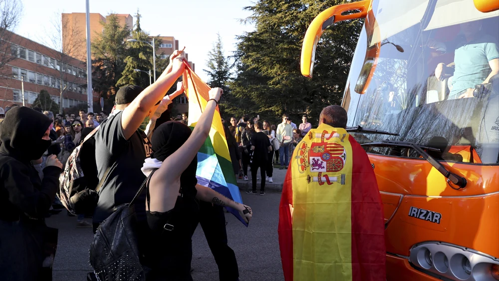 Protesta ante el autobús transfóbico