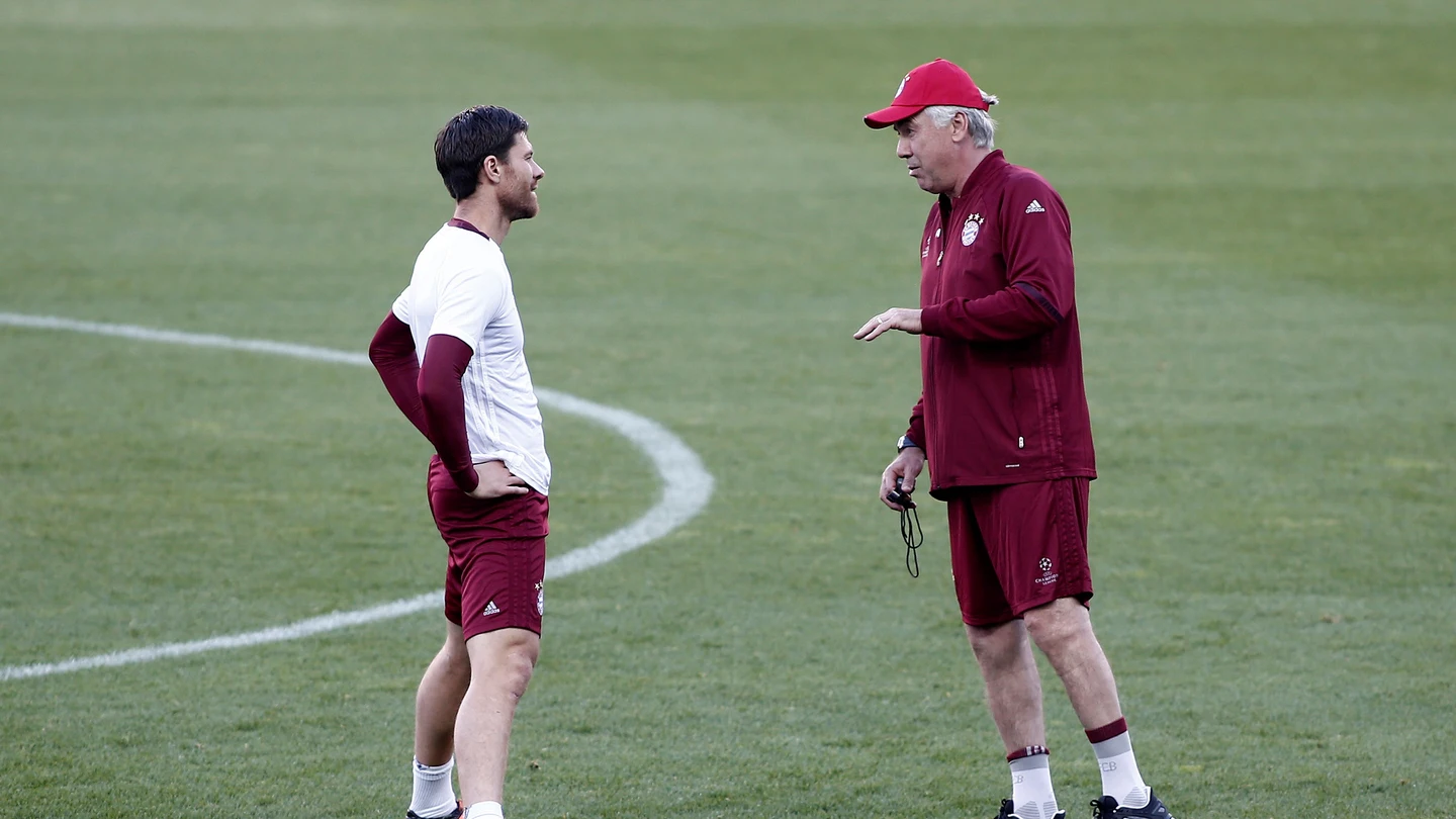 Xabi Alonso, junto a Carlo Ancelotti en un entrenamiento Xabi Alonso, junto a Carlo Ancelotti en un entrenamiento