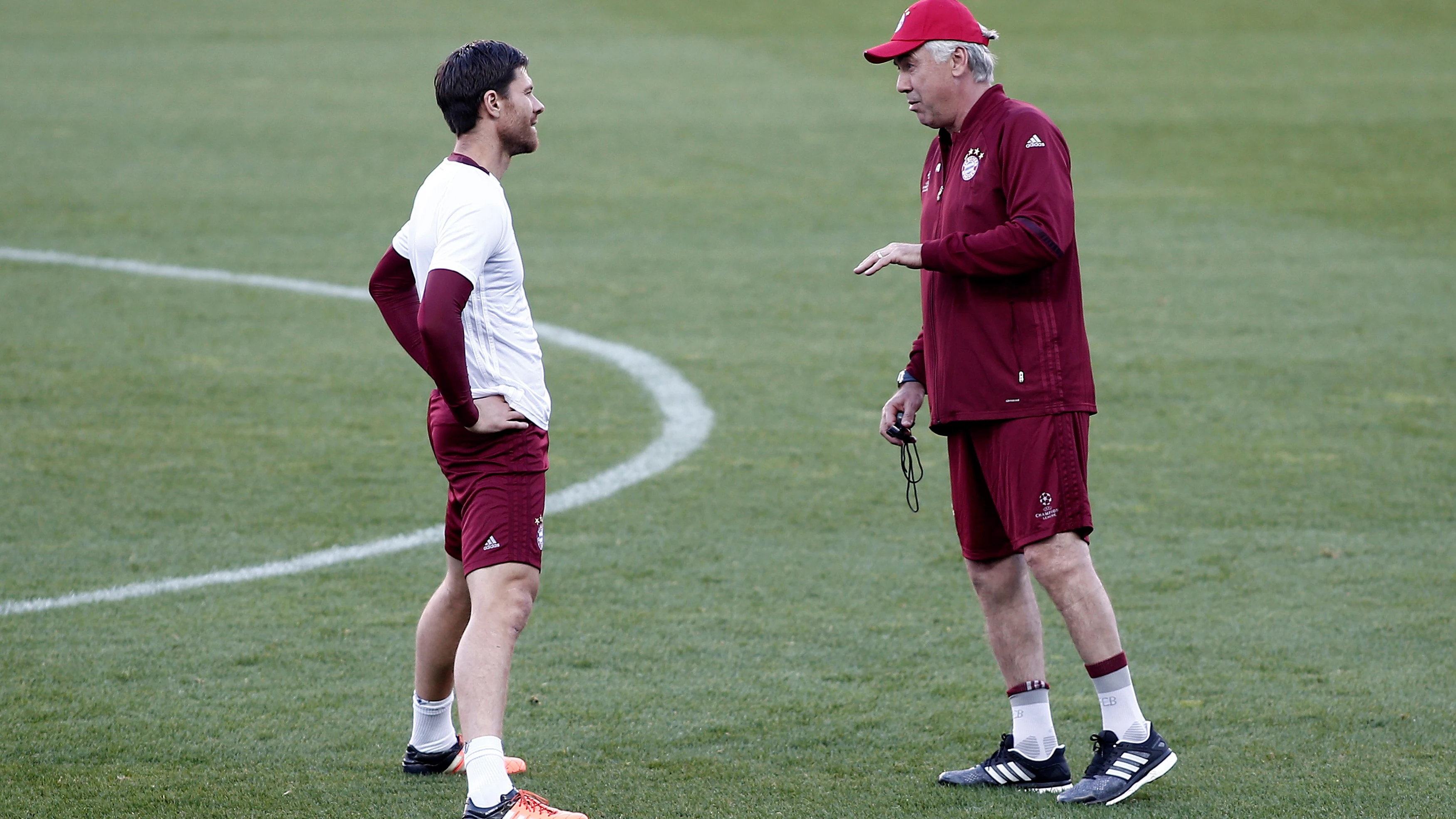 Xabi Alonso, junto a Carlo Ancelotti en un entrenamiento