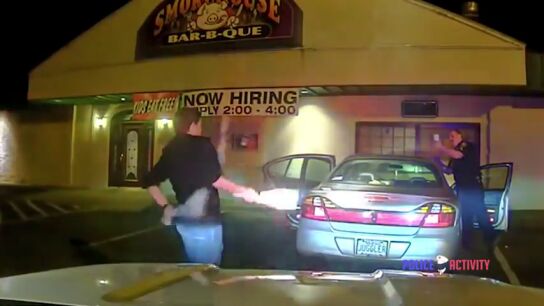 Frame 247.796201 de: Un joven convence a la polic&iacute;a de que no conduce borracho haciendo malabares