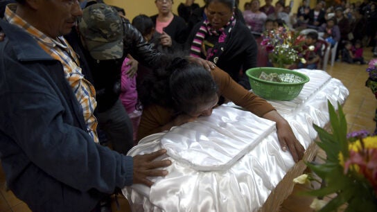 Una madre llora a su hija, una de las fallecidas en el incendio del centro