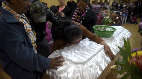 Una madre llora a su hija, una de las fallecidas en el incendio del centro Una madre llora a su hija, una de las fallecidas en el incendio del centro