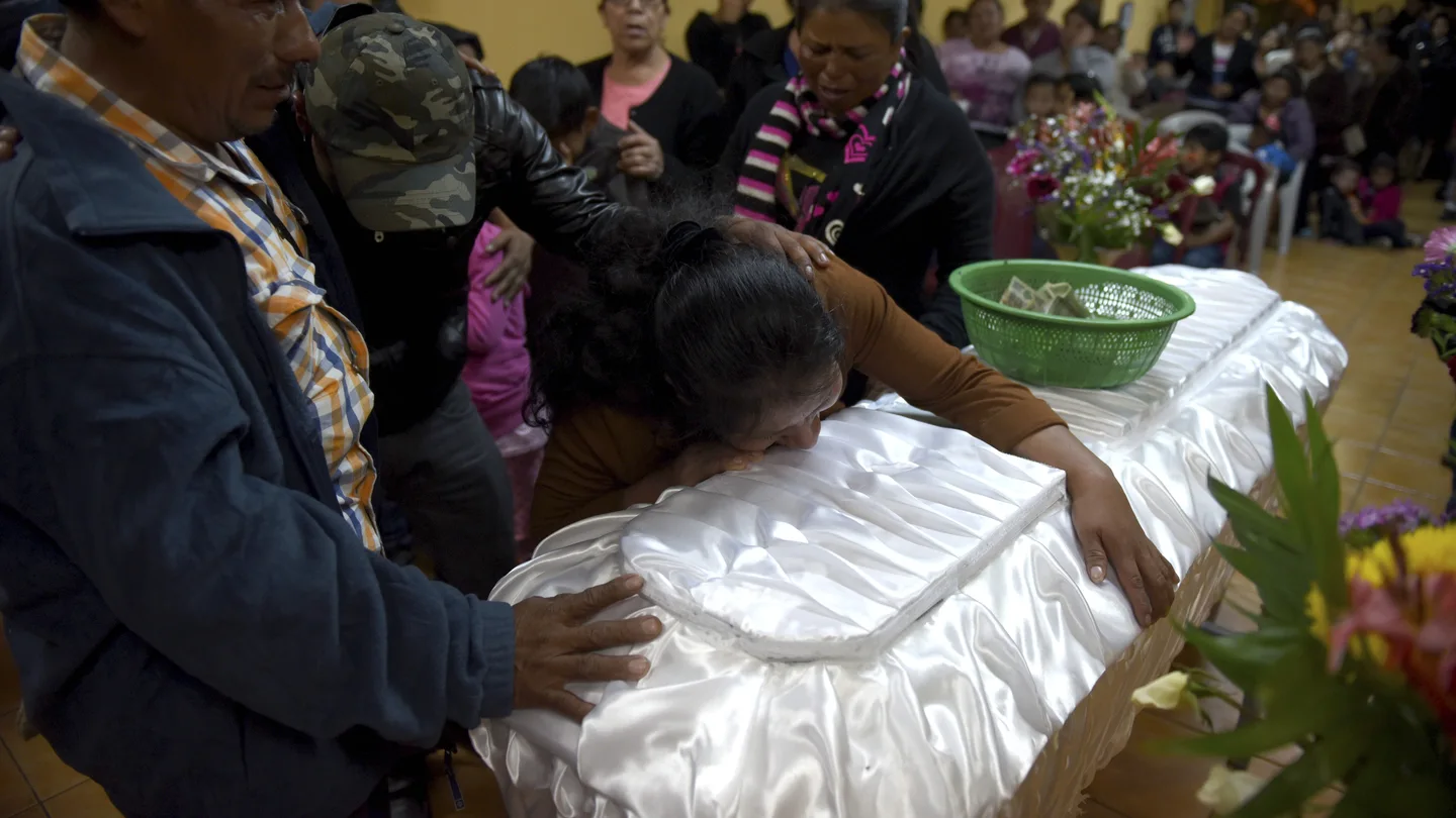 Una madre llora a su hija, una de las fallecidas en el incendio del centro Una madre llora a su hija, una de las fallecidas en el incendio del centro