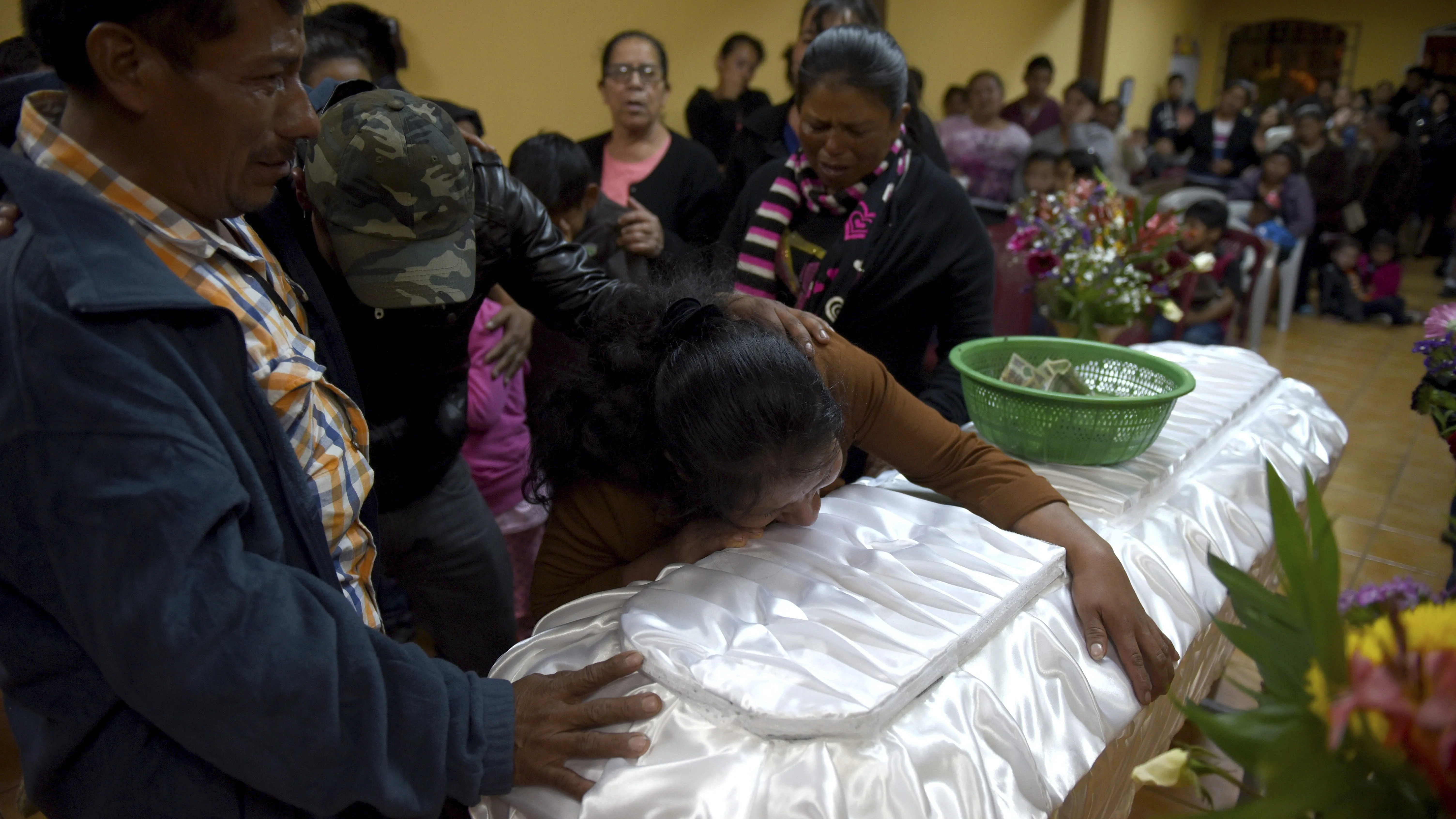 Una madre llora a su hija, una de las fallecidas en el incendio del centro