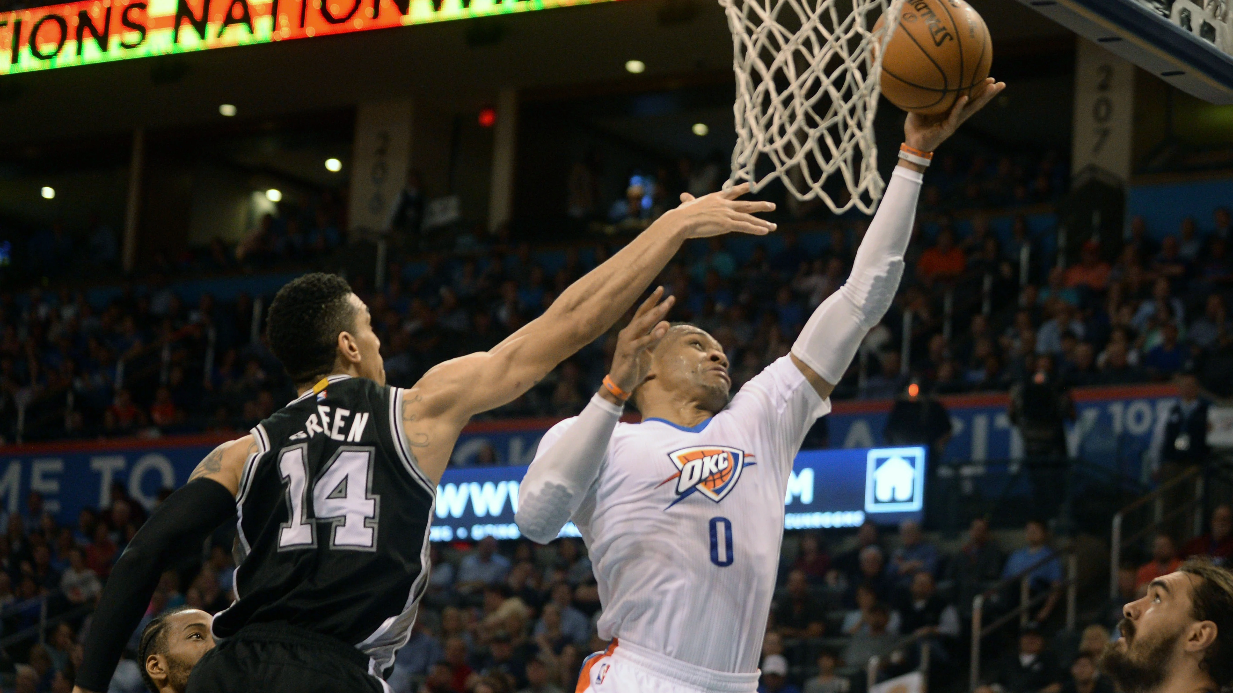 Russell Westbrook hace una bandeja ante la defensa de Green