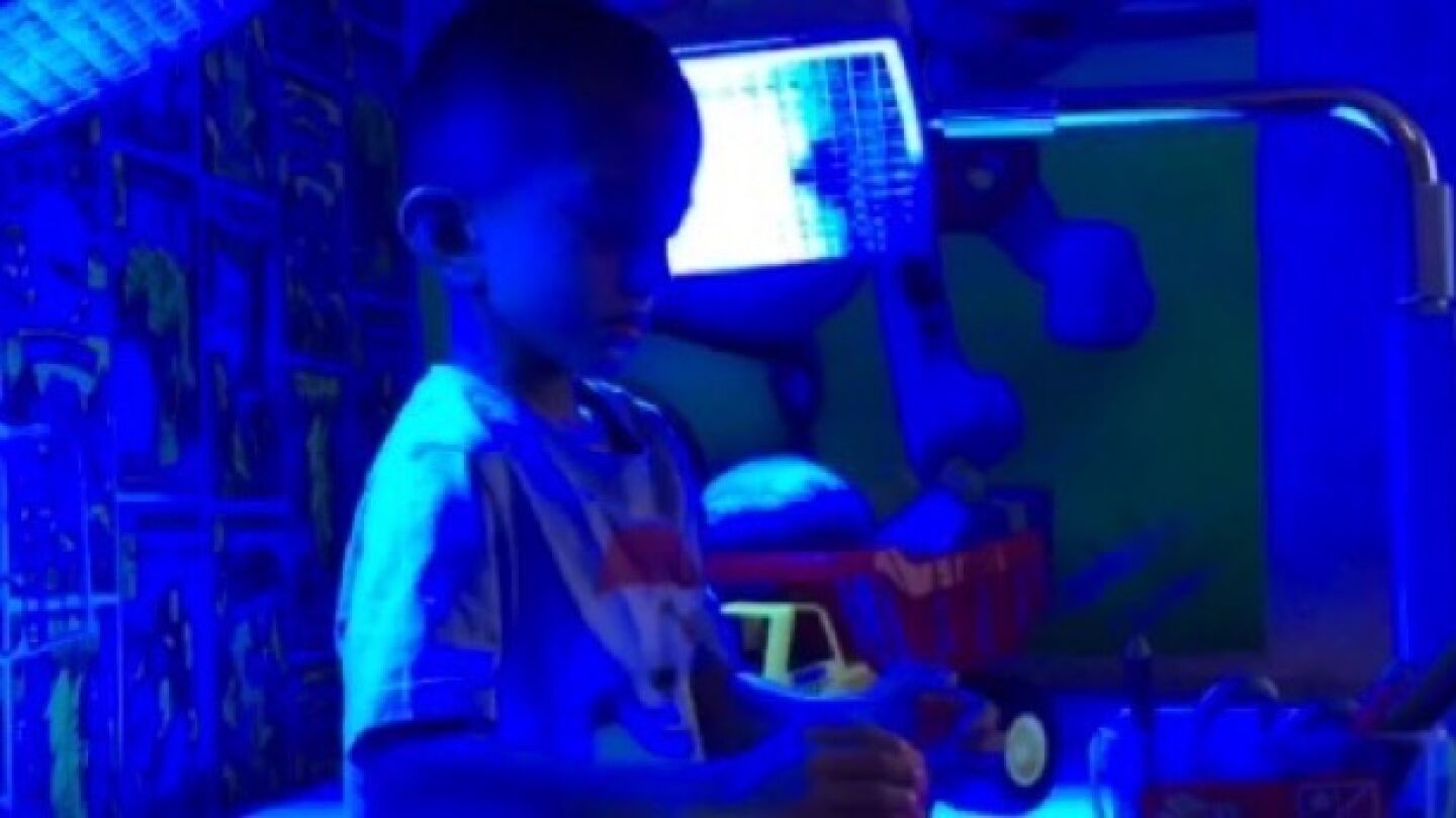  Un ni&ntilde;o de cuatro a&ntilde;os padece una enfermedad rara que le hace estar m&aacute;s de 20 horas al d&iacute;a debajo de una luz azul 