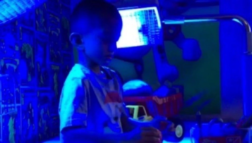  Un niño de cuatro años padece una enfermedad rara que le hace estar más de 20 horas al día debajo de una luz azul 