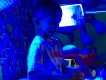 Un niño de cuatro años padece una enfermedad rara que le hace estar más de 20 horas al día debajo de una luz azul Un niño de cuatro años padece una enfermedad rara que le hace estar más de 20 horas al día debajo de una luz azul