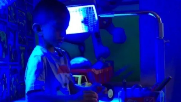  Un niño de cuatro años padece una enfermedad rara que le hace estar más de 20 horas al día debajo de una luz azul 