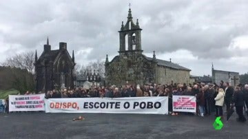 Un pueblo de Lugo se enfrenta al obispado por destituir a su cura "Parece mentira que estemos en una democracia"