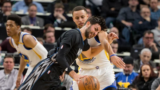 Ricky Rubio intenta irse de Stephen Curry Ricky Rubio intenta irse de Stephen Curry