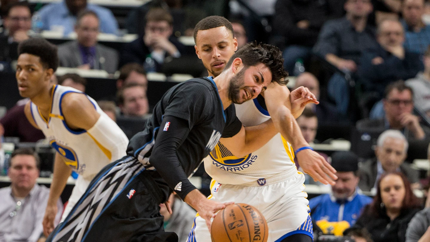 Ricky Rubio intenta irse de Stephen Curry Ricky Rubio intenta irse de Stephen Curry