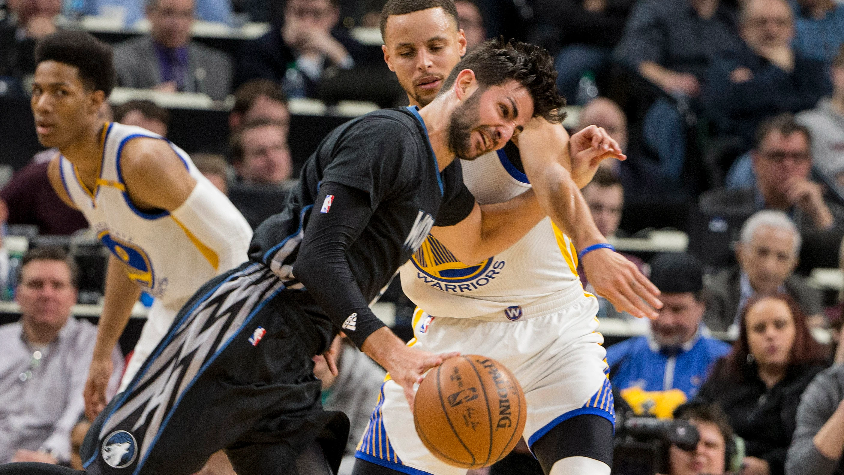 Ricky Rubio intenta irse de Stephen Curry