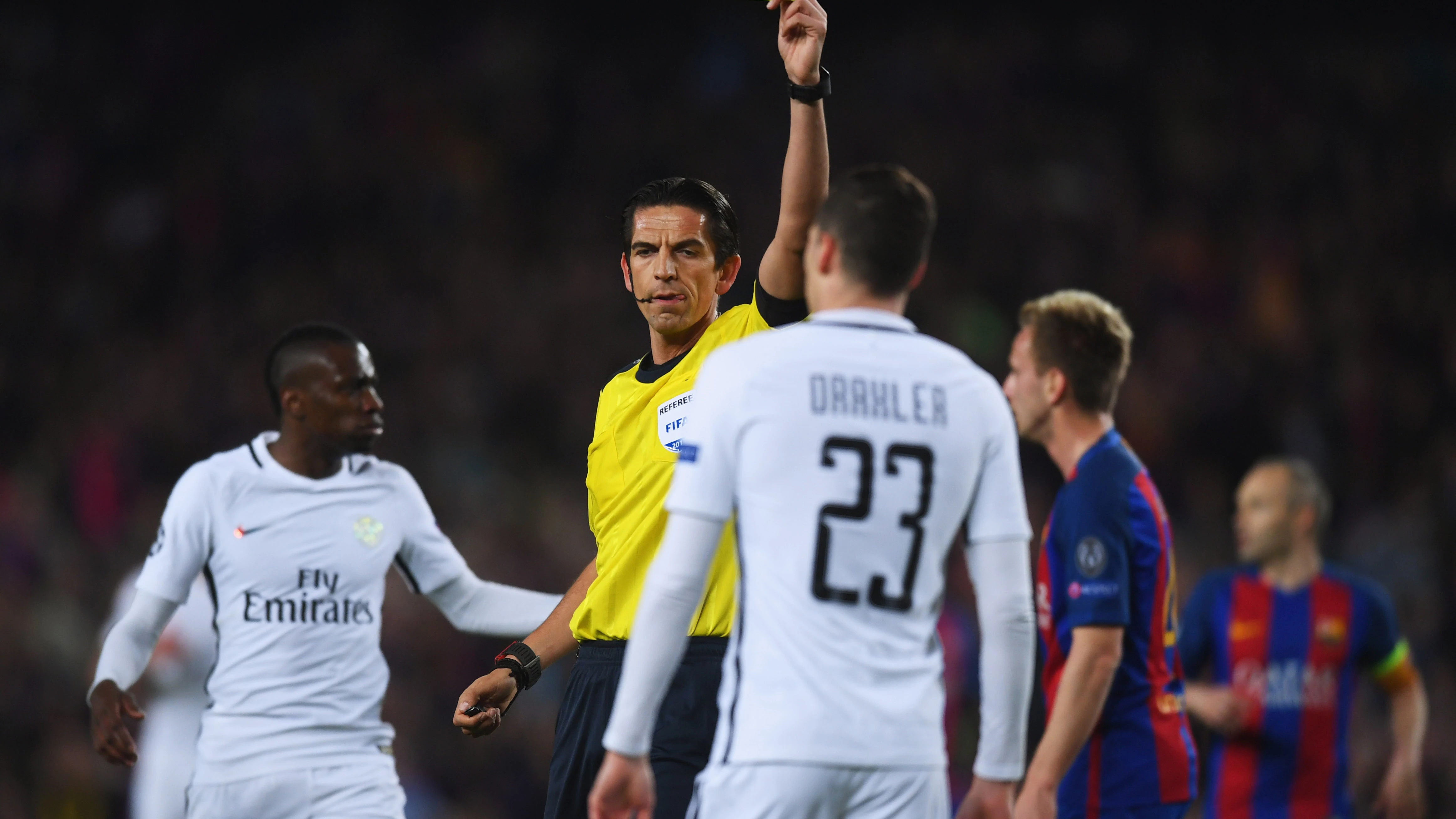 Aytekin, mostrando una cartulina amarilla durante el Barça-PSG de Champions