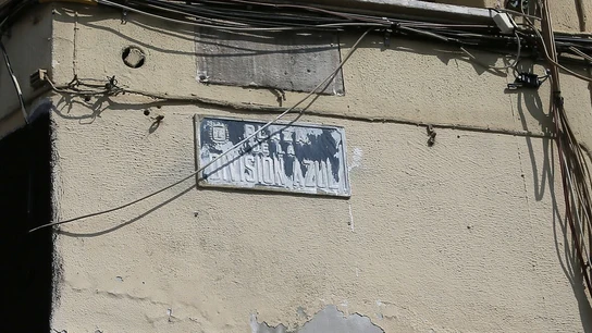 Placa franquista pintada de blanco en Alicante Placa franquista pintada de blanco en Alicante