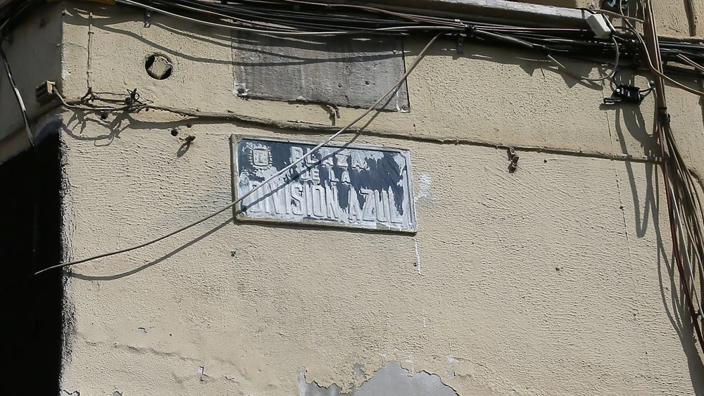 Placa franquista pintada de blanco en Alicante Placa franquista pintada de blanco en Alicante