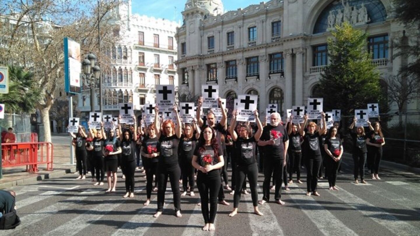 Concentraci&oacute;n de activistas antitaurinos en la plaza del Ayuntamiento de Valencia en Fallas