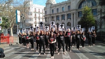 Concentración de activistas antitaurinos en la plaza del Ayuntamiento de Valencia en Fallas