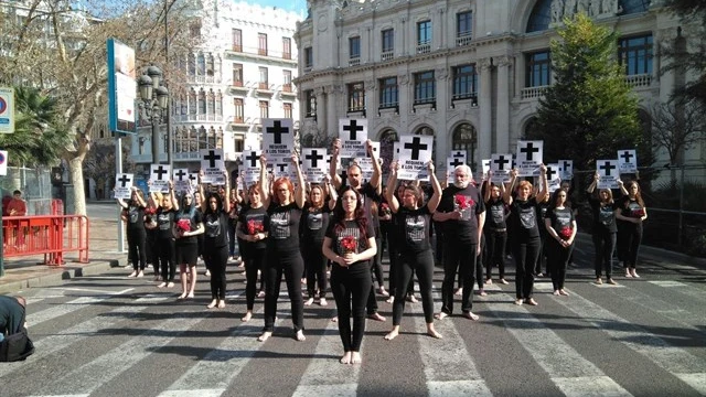 Concentración de activistas antitaurinos en la plaza del Ayuntamiento de Valencia en Fallas