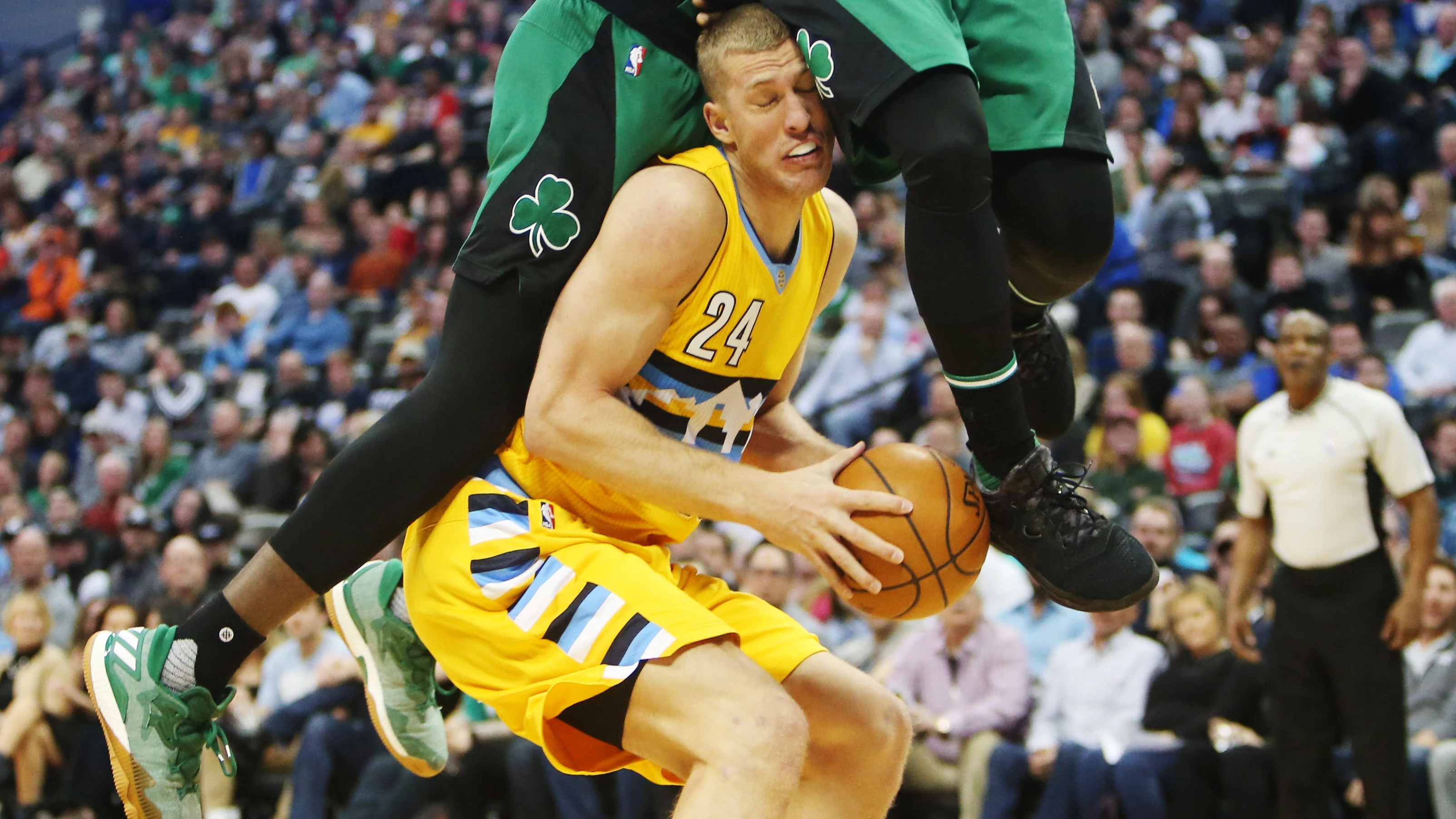 Plumlee sufre la dura defensa de los Boston Celtics Plumlee sufre la dura defensa de los Boston Celtics