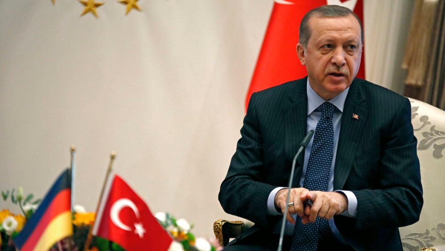 El presidente turco Erdogan dice que Holanda act&uacute;a con "remanentes nazis y fascistas"