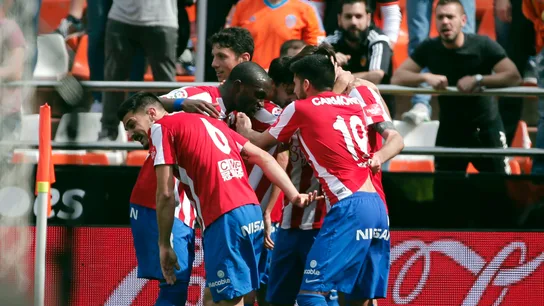 Los jugadores del Sporting celebran el gol de Duje Cop ante el Valencia Los jugadores del Sporting celebran el gol de Duje Cop ante el Valencia
