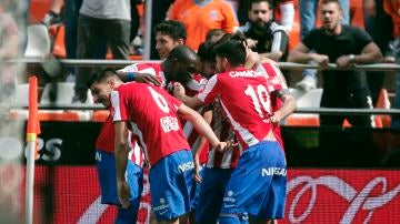Los jugadores del Sporting celebran el gol de Duje Cop ante el Valencia