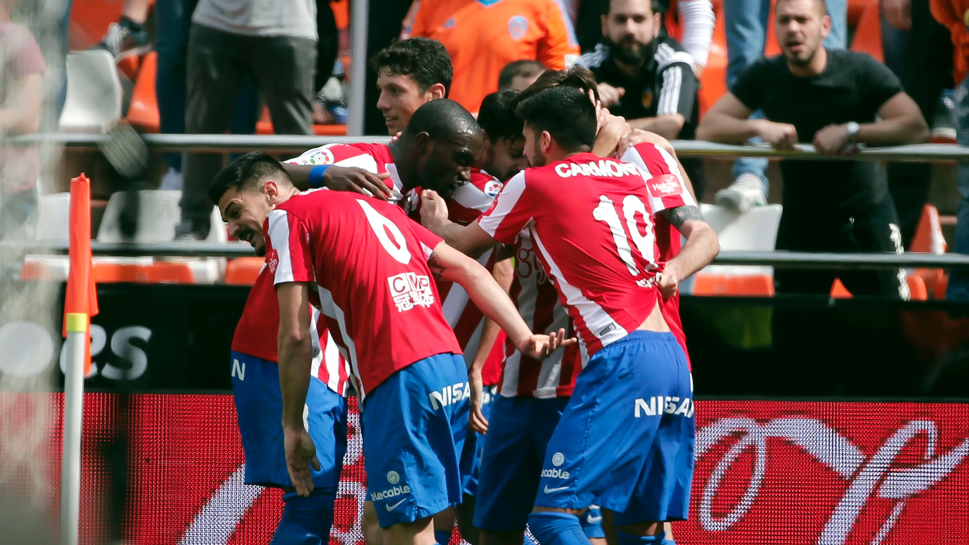 Los jugadores del Sporting celebran el gol de Duje Cop ante el Valencia