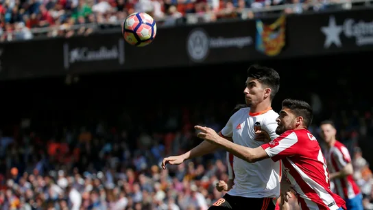 Soler y Carmona luchan por alto la posesión del esférico durante el Valencia - Sporting Soler y Carmona luchan por alto la posesión del esférico durante el Valencia - Sporting