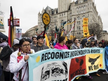 Miembros de la tribu sioux de la reserva Standing Rock manifiestan contra el apoyo del presidente de de EE.UU, Donald J. Trump, al desbloqueo de la construcción del oleoducto Dakota Access Miembros de la tribu sioux de la reserva Standing Rock manifiestan contra el apoyo del presidente de de EE.UU, Donald J. Trump, al desbloqueo de la construcción del oleoducto Dakota Access