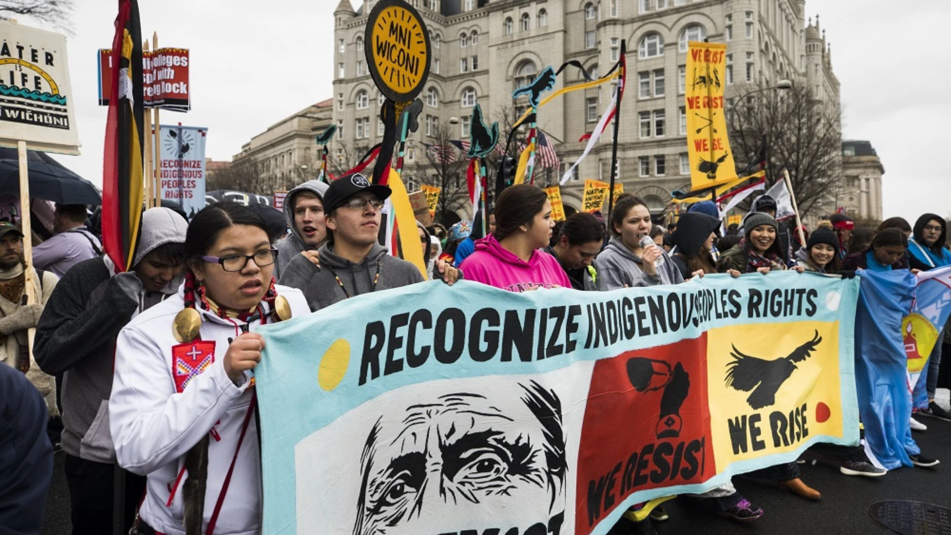 Miembros de la tribu sioux de la reserva Standing Rock manifiestan contra el apoyo del presidente de de EE.UU, Donald J. Trump, al desbloqueo de la construcción del oleoducto Dakota Access
