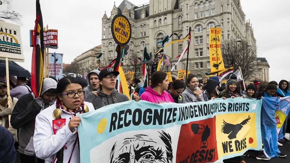 Miembros de la tribu sioux de la reserva Standing Rock manifiestan contra el apoyo del presidente de de EE.UU, Donald J. Trump, al desbloqueo de la construcción del oleoducto Dakota Access