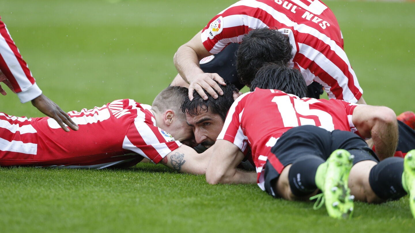 Los jugadores del Athletic celebran el gol de Ra&uacute;l Garc&iacute;a ante la Real Sociedad