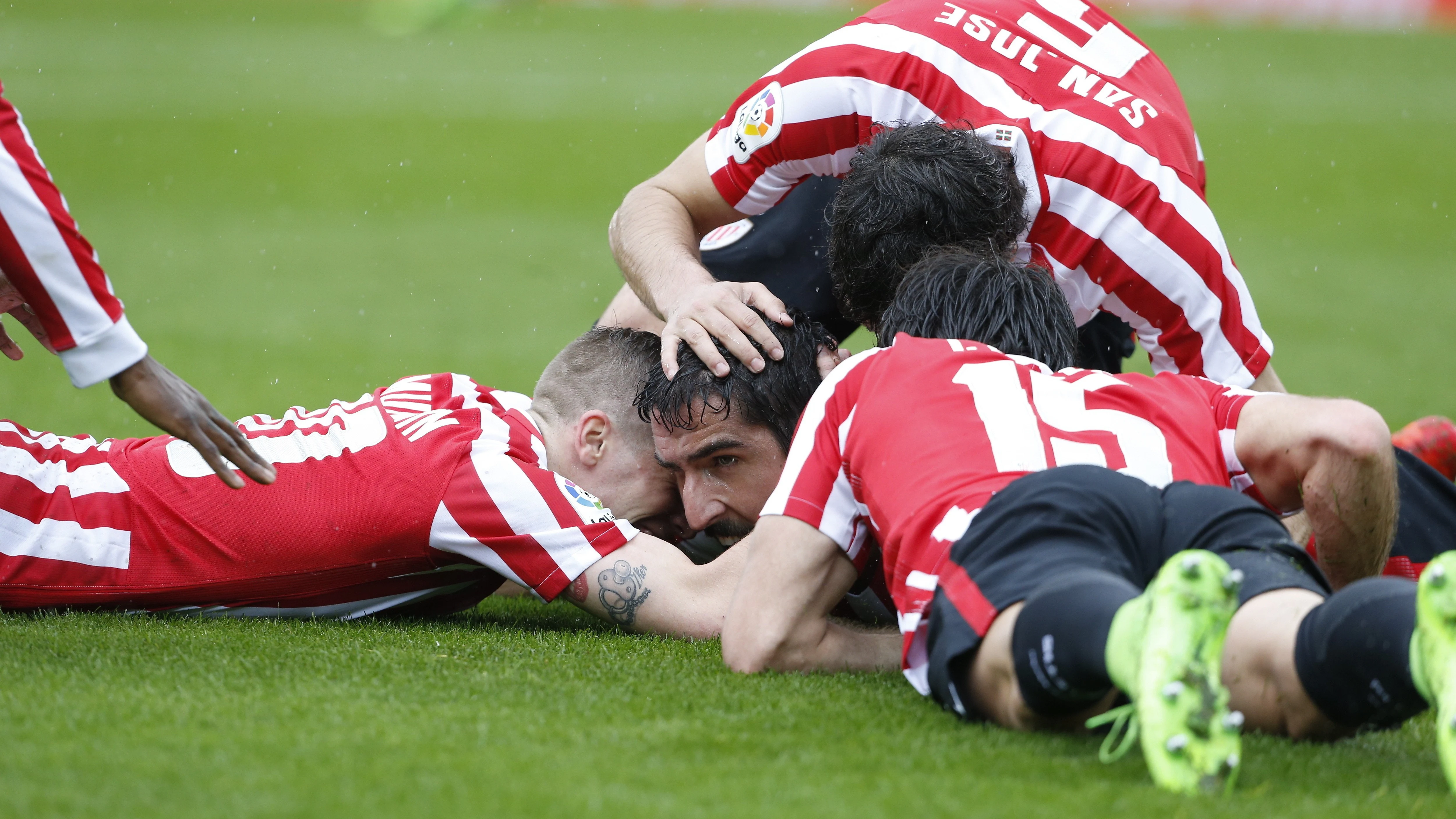 Los jugadores del Athletic celebran el gol de Raúl García ante la Real Sociedad