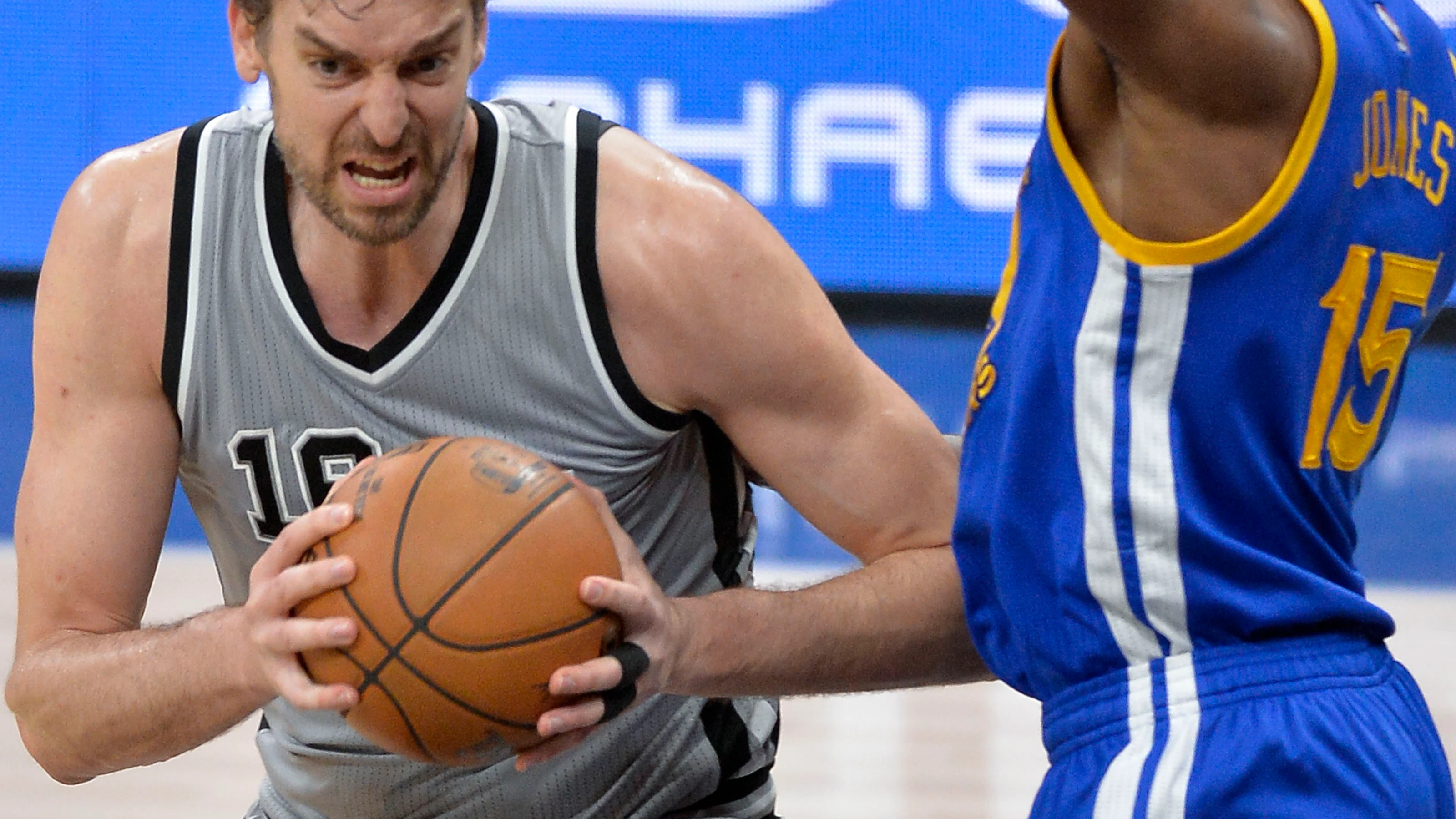 Pau Gasol intenta zafarse de la defensa de Jones